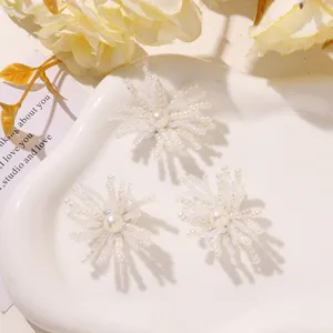 Gedetailleerde close-up van witte kralen bloem DIY accessoires, parel starburst design voor sieraden.