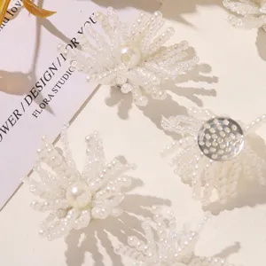 Close-up detail van witte parel kraal bloem patch, handgemaakt DIY accessoire materiaal.
