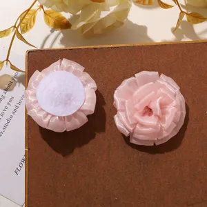 Accessori DIY di fiori in rete rosa fatti a mano per mollette per capelli e cappelli decorativi.