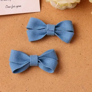 Detalle de horquilla con lazo de mezclilla azul, accesorio de pelo de tela muy bonito.