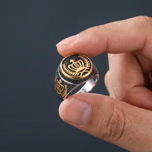 Anello da uomo in acciaio inossidabile con corona dorata retro e dettagli neri ossidati.