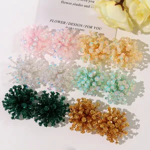 Nahaufnahme von bunten Pailletten-Blumenperlen, handgefertigtes DIY-Haarschmuckmaterial.