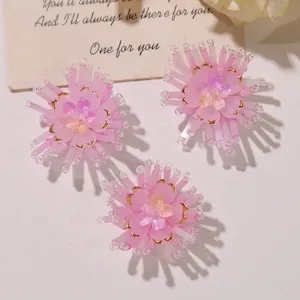 Nahaufnahme von rosa Perlenblumen-Cluster-Accessoires, detaillierte transparente Blütenblätter.