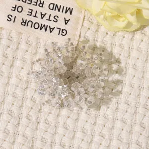 Handgemachte Perlenblumen Detailansicht, Vintage DIY Pailletten gewebtes Zubehör für Haar und Schuhe.