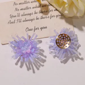 Detailaufnahme von Perlenblumen für DIY-Schmuck und kreative Accessoire-Bastelprojekte.