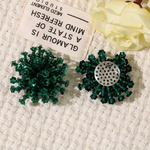 Grüne Pailletten Perlen Blumen Cluster DIY Zubehör Detail, ideal für handgemachte Haarschmuck.