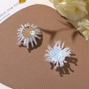Handgemachte weiße und blaue Perlenblumen DIY-Accessoires für Haarschmuck und Schmuck.