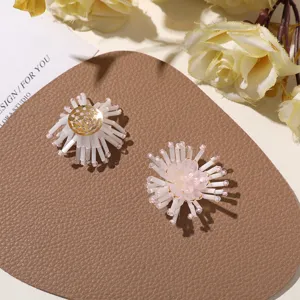 Handgemachte Perlenblumen DIY Accessoires, weiße rosa Reisperlen, elegante Haarschmuck Anhänger.