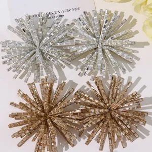 Detailaufnahme von glitzernden Strass-Feuerwerk-Sonnenblumen-Patches für Bastelzubehör.