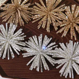 Nahaufnahme von glitzernden Strass-Feuerwerk-Stern-Flicken für DIY-Basteln und Bekleidung.