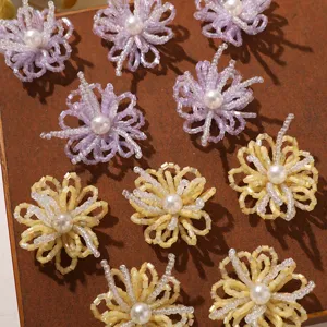 Accesorios DIY de flores de cuentas hechas a mano, dijes florales lindos para pendientes y broches.