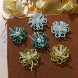 Detalle de flor de abalorios hecha a mano, centro de perlas, accesorios de joyería.