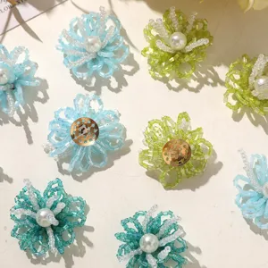 Accesorios DIY de flores de cuentas hechas a mano, colgantes florales azules y verdes.