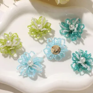 Detalle de accesorios DIY de flores de cuentas hechas a mano, centro de perlas, ideal para pendientes.