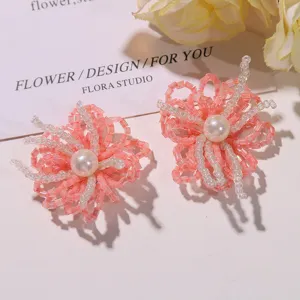 Accesorios de joyas de flores de cuentas hechos a mano detalle primer plano rosa