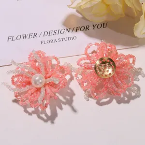 Primer plano de accesorios de bricolaje de flores de cuentas rosa con detalles delicados.