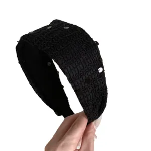 Schwarzes breites Strickstirnband mit Pailletten Hauptansicht elegantes Winter Haarschmuck.