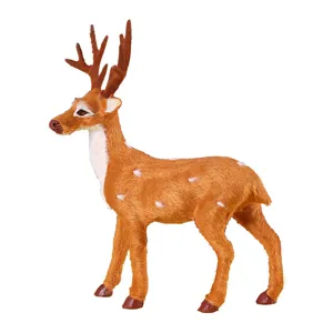 Statuetta realistica della renna di Natale artificiale con pelliccia sintetica su sfondo bianco