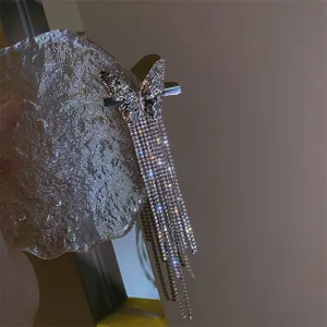 Impresionante horquilla de mariposa con brillantes de pedrería para un estilo elegante.
