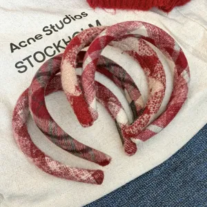 Rotes kariertes Haarband aus Wolle für Damen, stylisches kuscheliges Winter Haaccessoire.