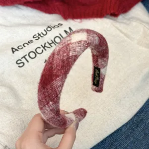 Rotes kariertes Woll-Haarband für Damen, stilvolles Weihnachts-Haaraccessoire Detailbild.
