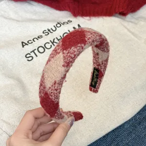 Rotes kariertes Woll-Haarband mit breitem Design, flauschiges Damen-Accessoire für den Winter.