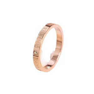 Roségoldener Titanstahlring mit funkelndem Kristall und schicker Gravur für Damen.