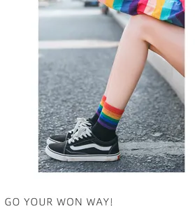 Vista dettagliata calzini metacurvo cotone rigato arcobaleno donna stile moda urbana
