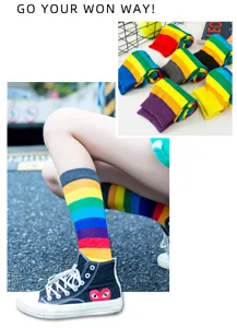 Chaussettes mi-hautes en coton rayées arc-en-ciel pour femmes, style coréen tendance bonbon.