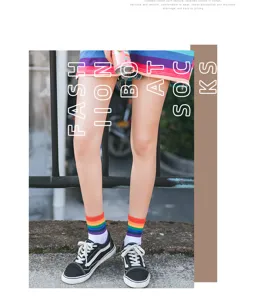 Calzini a righe arcobaleno da donna eleganti, perfetti per lo stile di strada primaverile.