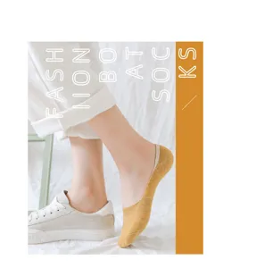 Primo piano di calzini invisibili gialli indossati con scarpe da ginnastica casual.