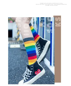 Chaussettes mi-mollet en coton à rayures arc-en-ciel pour femmes avec baskets.