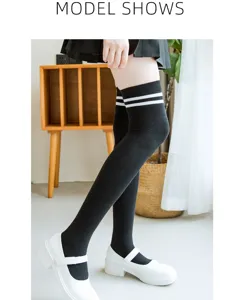 Calze lunghe nere da donna con righe bianche, perfette per l'uso quotidiano e stile.