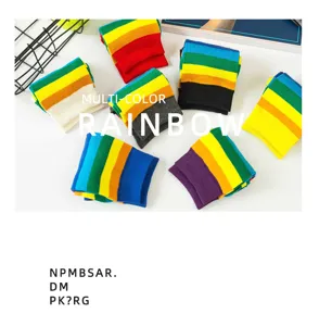 Vue détaillée de chaussettes en coton rayées et colorées disposées à plat sur fond blanc.