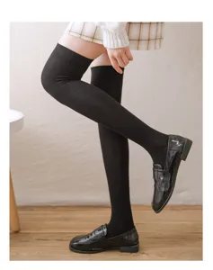 Nahaufnahme schwarzer Kniestrümpfe aus weicher Baumwolle, ideal für stilvolle JK Outfits.