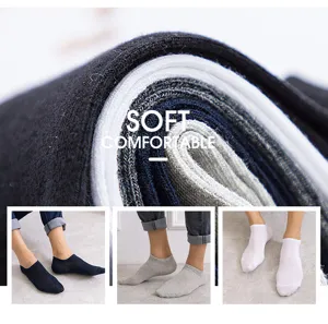 Nahaufnahme Details einfarbiger Herrensocken, atmungsaktive Sneakersocken für den Sommer.