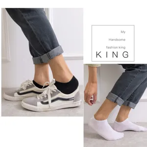 Nahaufnahme von flachen, einfarbigen Herren-Socken in schlichtem Schwarz-Weiß-Design.