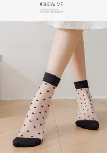 Calzini trasparenti a pois in stile giapponese dolce con punte e polsini neri.