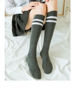 Calze al ginocchio stile JK giapponese da donna, cotone grigio scuro con doppie strisce.