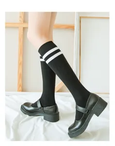 Calze al ginocchio stile JK giapponese da donna con doppie righe e scarpe nere abbinate.