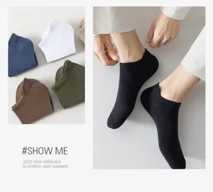 Detailansicht atmungsaktiver Herren Sommersocken in verschiedenen Farben mit bequemer Passform.