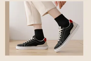 Calze nere tinta unita da uomo a tubo medio abbinate a scarpe casual per autunno inverno.