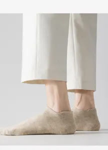 Detailaufnahme von atmungsaktiven Herren-Baumwollsocken im Knöchelbereich für den Sommer.