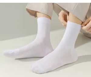 Detailansicht von weißen atmungsaktiven Mesh-Herrensocken, einfarbige Baumwollsocken für den Herbst.