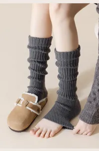 Calze con staffa in maglia grigio scuro, scaldamuscoli invernali accoglienti stile Y2K.