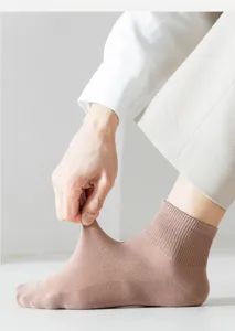 Calzini corti traspiranti in cotone mesh da uomo dettaglio che mostra elasticità e comfort.