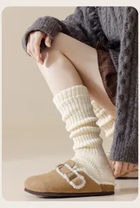 Scaldamuscoli in maglia da donna, accoglienti polsini per stivali invernali vista dettaglio.