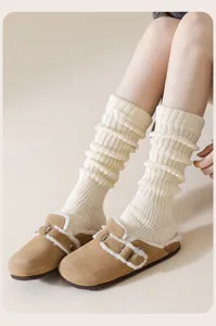 Comodi scaldamuscoli in maglia e morbidi zoccoli in camoscio da donna per l'inverno.