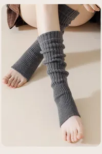 Primo piano dettagliato di scaldamuscoli con staffa in maglia grigio scuro, stile Y2K.