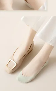 Primo piano di calzini fantasmino donna ultra scollati, sottili estivi traspiranti.